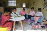 幼儿们正在图书室阅读图书。 吴亚平 摄 - 中国新闻社河北分社
