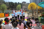 幼儿们正在参加"校园师生共读"活动。 吴亚平 摄 - 中国新闻社河北分社