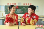 图为两位新人在教室内举办婚礼。　王喜民 摄 - 中国新闻社河北分社