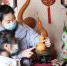 图为馆陶县游客参观闫继法的葫芦烙画工作室。　 郭江鹏 摄 - 中国新闻社河北分社