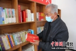 村民在“益德书苑”看书。 袁野 摄 - 中国新闻社河北分社