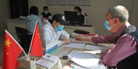 图为综合服务站工作人员在为村民办理业务。 熊华明 摄 - 中国新闻社河北分社