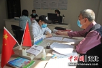 图为综合服务站工作人员在为村民办理业务。 熊华明 摄 - 中国新闻社河北分社