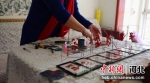 刘立敏正在进行整理铁画作品。 李秀清 摄 - 中国新闻社河北分社