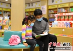 图为市民在新华书店看书。 熊华明 摄 - 中国新闻社河北分社