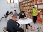 村民在农家书屋看书。 冯晗 摄 - 中国新闻社河北分社