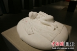 图为抗疫题材雕塑作品《鲁冰花》。 唐笛 摄 - 中国新闻社河北分社