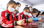 图为学生们正在写小小心愿签。 刘巨雷 摄 - 中国新闻社河北分社