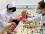 图为承德市康养医院的护士为住院的老人做身体检查。 关鹏玉 摄 - 中国新闻社河北分社
