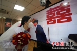 图为4月27日，新娘冯乾瑶(左一)与新郎李春雨隔空接吻。 胡高雷 摄 - 中国新闻社河北分社