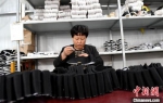 工人在缝制鞋帮。　苗凤强 摄 - 中国新闻社河北分社