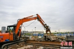 工人正在京唐城际铁路唐山站改造工程进行施工。　赵亮 摄 - 中国新闻社河北分社