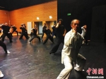 图为2019年，刘连俊受邀到瑞士讲学，教授八极拳。　青县县委宣传部供图 - 中国新闻社河北分社