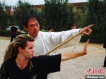 图为2004年，刘连俊指导武术爱好者练习八极棒。　青县县委宣传部供图 - 中国新闻社河北分社