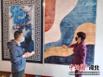 图为天鹅绒地毯展示区。 杨瀰 摄 - 中国新闻社河北分社