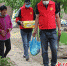 志愿者为老人送生活用品。 熊华明 摄 - 中国新闻社河北分社