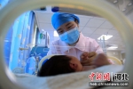 河北省邢台市南和区人民医院新生儿科，一名护士在护理新生儿。 武国栋 - 中国新闻社河北分社