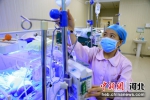 河北省邢台市南和区人民医院新生儿科，一名护士在为新生儿输液。 武国栋 - 中国新闻社河北分社