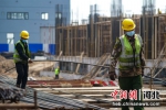 在河北省唐山市丰南区陶瓷产业园项目施工现场，工人正在进行主体钢筋搭建。 崔光 摄 - 中国新闻社河北分社