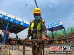 在河北省唐山市丰南区陶瓷产业园项目施工现场，工人正在进行主体钢筋搭建。 崔光 摄 - 中国新闻社河北分社