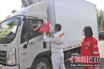 图为“爱心礼包”为卡车司机温暖护航。 高阳 摄 - 中国新闻社河北分社