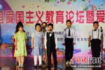 图为学生们在台上进行爱国诗歌朗诵表演。 作者 陈长征 - 中国新闻社河北分社