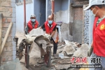 工人正在对清理平方院落。 高阳 摄 - 中国新闻社河北分社