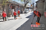 工作人员正在对街道进行清理。 高阳 摄 - 中国新闻社河北分社
