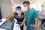 工作人员指导求职者操作自助机。 高阳 摄 - 中国新闻社河北分社