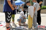 孩子们正在认真挑选玩具卡片。　陈康 摄 - 中国新闻社河北分社