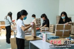 工人们在打包货品。 荆永革 摄 - 中国新闻社河北分社