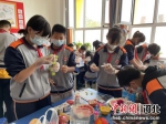 石家庄市鹿泉区寺家庄小学学生正在制作水果拼盘。 刘蓉菲 - 中国新闻社河北分社
