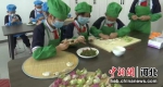 家庄市鹿泉区第三实验小学学生正在学习包饺子 作者 刘蓉菲 - 中国新闻社河北分社