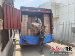 图为工作人员正在搬运企业捐赠的抗疫物资。 平泉市委宣传部供图 - 中国新闻社河北分社