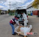 工作人员正在搬运爱心企业捐赠的消毒液。 平泉市委宣传部供图 - 中国新闻社河北分社