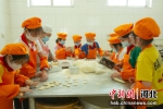 在定兴县北河镇中心小学食堂，同学们一起包饺子。 宋海涛 摄 - 中国新闻社河北分社