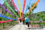 游客在彩虹长廊中游玩。 赵亮 摄 - 中国新闻社河北分社