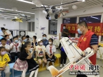 图为在模拟飞行现场小学生与互动。 关鹏玉 摄 - 中国新闻社河北分社