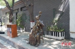 图为5月26日，小镇街头的音乐元素雕塑。 中新社发 徐鹏璐 摄 - 中国新闻社河北分社