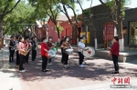 图为5月26日，周窝村村民组建的西洋乐队在街头演奏。 中新社发 徐鹏璐 摄 - 中国新闻社河北分社