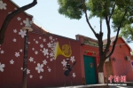 图为5月26日，小镇街头的乐器主题艺术墙绘。 中新社发 徐鹏璐 摄 - 中国新闻社河北分社