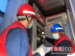 图为供电公司人员对高碑店一中箱式变压器进行红外测温。郝嘉璐 摄 - 中国新闻社河北分社