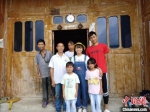 图为2020年7月8日，刘慧敏(中排右一)在贵州省黎平县尚重镇归养村一学生家中与学生家人合影。　受访者供图 - 中国新闻社河北分社