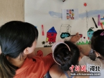 图为老师指导学生创作画卷。 李月英 摄 - 中国新闻社河北分社