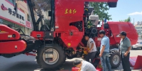 维修人员对农机进行检修。 刘威 摄 - 中国新闻社河北分社