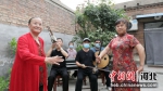 图为贾俊霞(左)和票友演唱安国老调。 王玉双 摄 - 中国新闻社河北分社