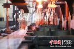 图为河北华兴玻璃有限公司玻璃制品生产线。李泓智 摄 - 中国新闻社河北分社
