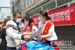 工作人员为民众讲解档案知识。高阳 摄 - 中国新闻社河北分社