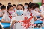 图为10日上午，邯山区实验小学学生在展示自己制作的剪纸。 李昊 摄 - 中国新闻社河北分社