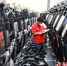 6月10日，在兴隆县一家专用汽车制造企业，工作人员在检查自主研发的新能源清扫机。 陈琦嘉 - 中国新闻社河北分社